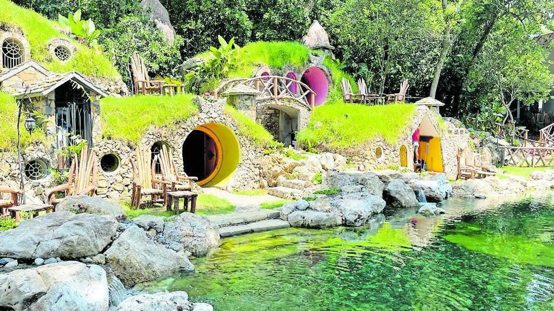 Las vistas son espectaculares pues la Casa de Los Hobbits se localiza a 890 metros de altura sobre el nivel del mar_CMYK